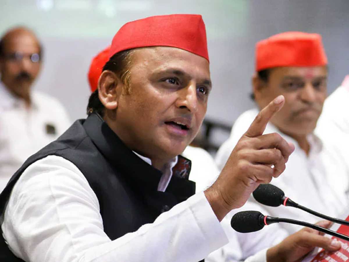 आडवाणी को भारत रत्न देना बिखर रहे वोटों को सहेजने की कोशिश : अखिलेश यादव